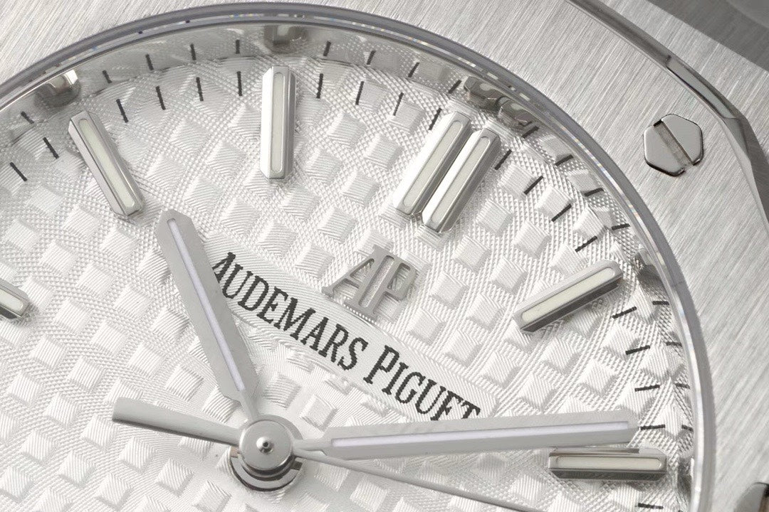 Audemars Piguet Royal Oak Ladies Automatic Watch 34mm, Ref.77350 / 77351