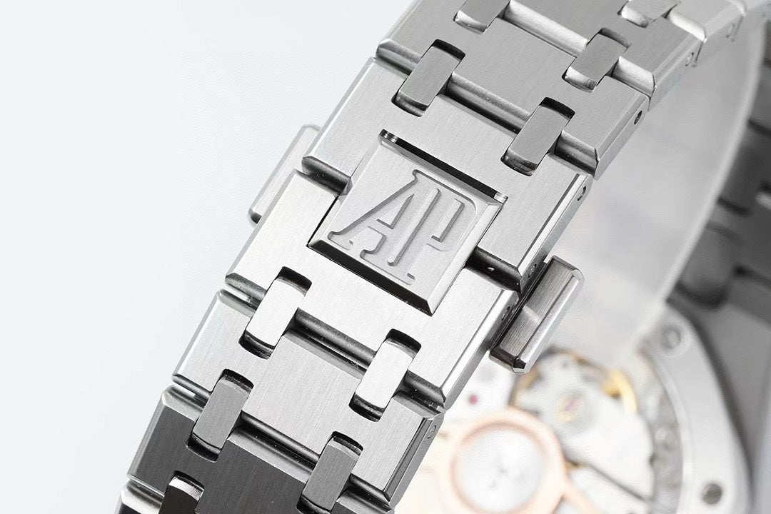 Audemars Piguet Royal Oak Ladies Automatic Watch 34mm, Ref.77350 / 77351